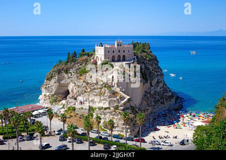 Santa Maria dell'isola in collina dall'alto, Tropea, Italia Foto Stock