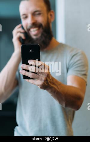 ossessione di rete ragazzo social media telefono Foto Stock