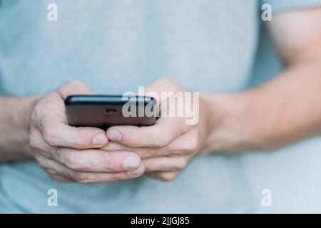 il tecnico di assistenza mobile man mano lo smartphone Foto Stock