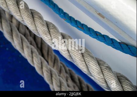 Funi nautiche su una barca a vela in Irlanda Foto Stock