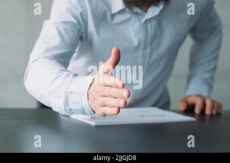 il responsabile delle risorse umane saluta il candidato Foto Stock