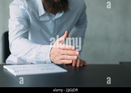 il project manager aziendale saluta i colleghi Foto Stock