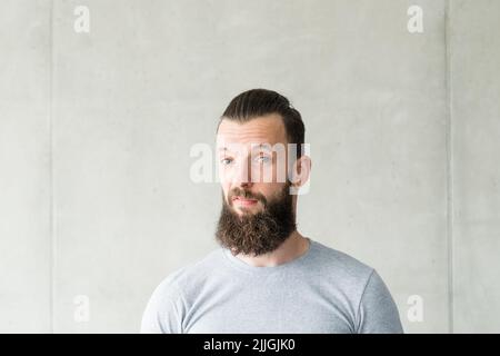 disgusto disgradisca il tipo scettico del hipster bearded Foto Stock