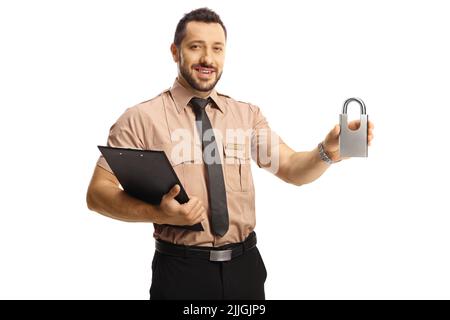 Protezione di sicurezza che tiene un lucchetto e una clipboard isolati su sfondo bianco Foto Stock