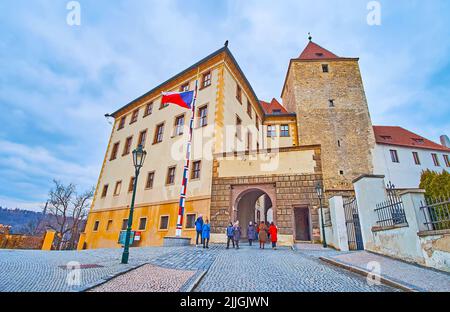 PRAGA, Repubblica CAZECH - 6 MARZO 2022: La porta della Torre Nera del Castello medievale di Praga, situato in cima alla collina, distretto di Hradcany, il 6 marzo a Pragu Foto Stock