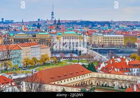 Ponte di Manes sul fiume Moldava, la Chiesa di Tynsky e la Torre della TV di Zizkov dal punto di vista presso la Torre Nera del Castello di Praga, Hradcany, Repubblica Ceca Foto Stock