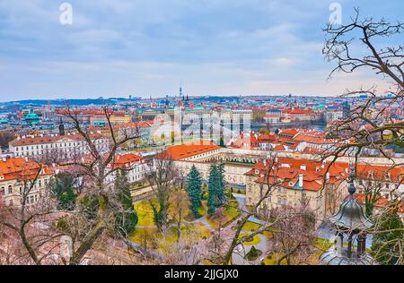 Il vecchio paesaggio urbano aereo di Praga dietro gli alberi sparsi del Giardino di Furstenberg nel quartiere minore di Praga, Repubblica Ceca Foto Stock