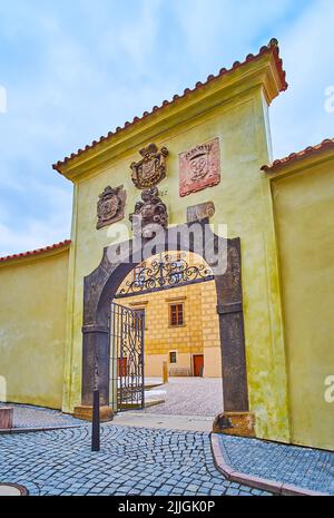 La porta medievale del più alto Burgraviato di Praga Castello, Hradcany, Repubblica Ceca Foto Stock