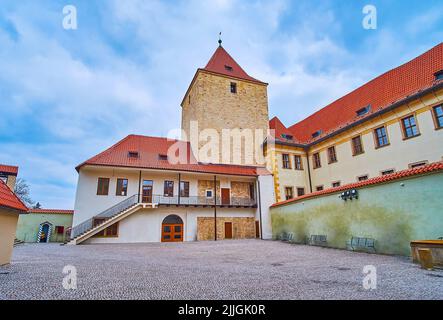 La Torre Nera dalla corte del più alto Burgraviato di Praga Castello, Hradcany, Repubblica Ceca Foto Stock