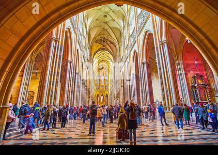 PRAGA, REPUBBLICA CAZECH - 6 MARZO 2022: L'interno gotico della Cattedrale di San Vito con alte colonne e soffitti a volta, il 6 marzo a Praga Foto Stock