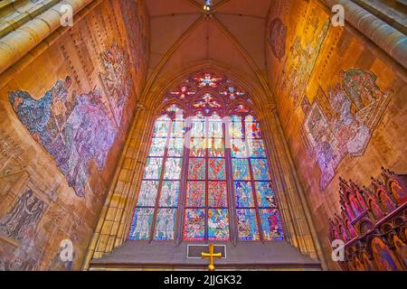 PRAGA, REPUBBLICA CAZECH - 6 MARZO 2022: La vetrata colorata e il mosaico moderno nella Cappella della Cattedrale di San Vito, il 6 marzo a Praga Foto Stock