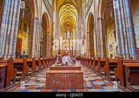 PRAGA, REPUBBLICA CAZECH - 6 MARZO 2022: L'interno della Cattedrale di San Vito è decorato con la statua di Sant'Adalberto, il 6 marzo a Praga Foto Stock