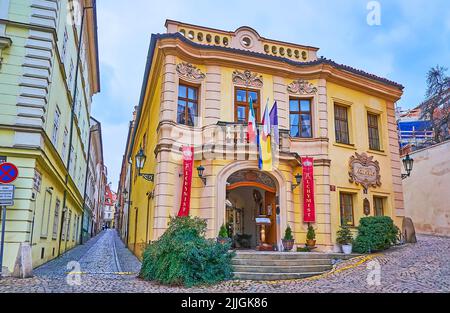 PRAGA, REPUBBLICA CECA - 6 MARZO 2022: La facciata del panoramico Hotel Barocco, situato in via Trziste nel quartiere Lesser, il 6 marzo a Praga Foto Stock