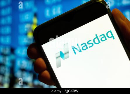 In questa illustrazione della foto, l'indice azionario americano, il logo Nasdaq viene visualizzato sullo schermo dello smartphone. Foto Stock