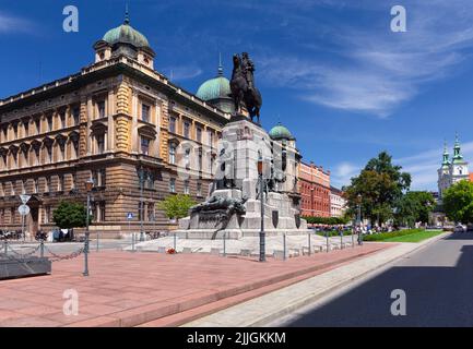 Cracovia, Polonia - 18 luglio 2022: Monumento in onore della battaglia di Grunwald su Piazza Jan Matejka in una giornata di sole. Foto Stock