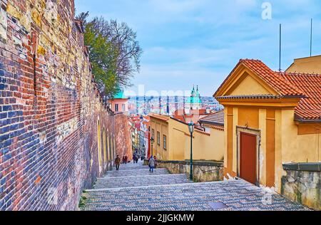 Le scale del castello di pietra vecchia con bastione di mattoni del castello di Praga e le case d'epoca del distretto di Hradcany, Praga, Repubblica Ceca Foto Stock