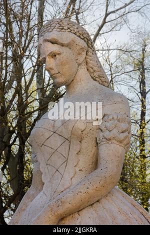 KESZTHELY, Ungheria - 12 aprile 2022: Statua di marmo di Elisabetta Imperatrice d'Austria nel parco vicino al lungomare del lago Balaton Foto Stock