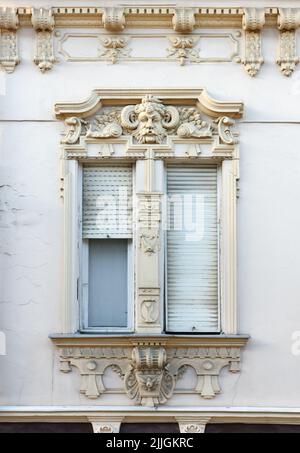 KESZTHELY, Ungheria - 12 aprile 2022: Dettaglio della facciata riccamente decorata di un edificio storico Foto Stock
