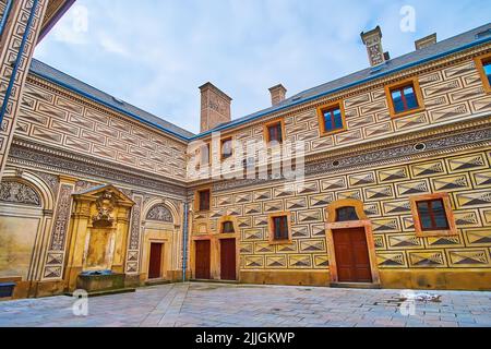 La piccola fontana rinascimentale nel bel cortile del Palazzo Schwarzenberg, decorato con sgraffito, Hradcany, Praga, Repubblica Ceca Foto Stock