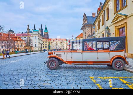 L'auto d'epoca per i viaggi turistici, parcheggiata in Piazza del Castello con il Palazzo reale e le torri della Cattedrale di San Vito in background, Praga, Repubblica Ceca Foto Stock