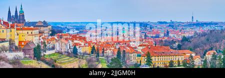 I grandi giardini Strahov di Hradcany osservano lo skyline della città con la cattedrale gotica di San Vito, i tetti rossi del quartiere Lesser e la torre della TV di Zizkov Foto Stock