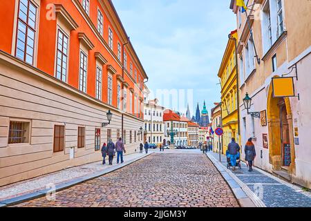 Passeggia lungo la storica via Loretanska con vista sulle alte torri gotiche della cattedrale di San Vito sullo sfondo, Hradcany, Praga, Repubblica Ceca Foto Stock