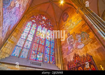 PRAGA, REPUBBLICA CAZECH - 6 MARZO 2022: Decorazione ornata della Cappella della Cattedrale di San Vito con mosaici e vetrate gotiche, su ma Foto Stock