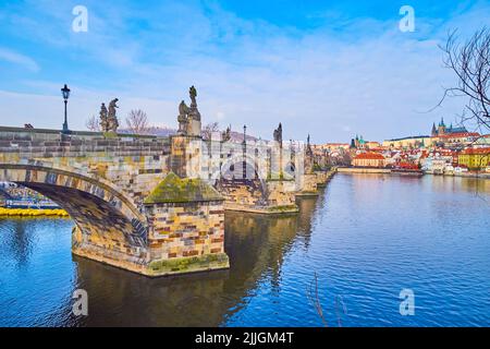 La pietra medievale scolpita Ponte Carlo (Karluv Most) contro il cielo azzurro dalla Piazza dei Crociati, Praga, Repubblica Ceca Foto Stock