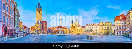 Vista panoramica della Piazza della Città Vecchia con case cittadine ornate, il Vecchio Municipio, la colonna mariana, la Chiesa di San Nicola, musei e ristoranti, Praga, Repubblica Ceca Foto Stock