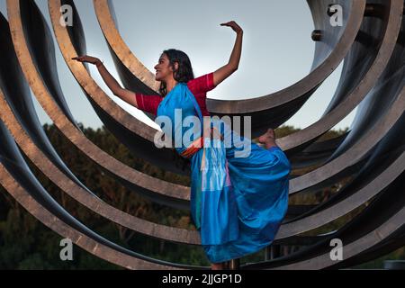 Con il cambiamento nel tempo e nello spazio, la forma di danza Odissi si evolve. Il luogo delle esibizioni sta cambiando andnis nessun vincolo nei templi Foto Stock