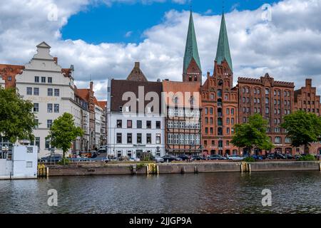 Lübeck, Schleswig-Holstein Germania - 06 16 2022: Vista delle case storiche a Lübeck sulla trave Foto Stock