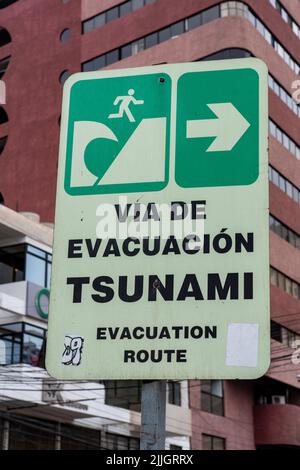 Un cartello che mostra la via di evacuazione dello tsunami nel centro di Iquique, Cile. Foto Stock