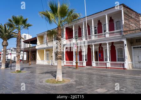 Via Baquedano con antiche dimore dell'epoca delle miniere di salnitro alla fine del 1800s e all'inizio del 1900s. Iquique, Cile. Foto Stock