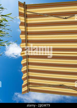 Finestra estate visiera parasole retrattile parasole vista dal soffietto Foto Stock