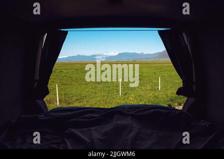 Vista laterale di una camera da letto blu interno con una moderna lampada,  letto doppio, piante e cabinet Foto stock - Alamy