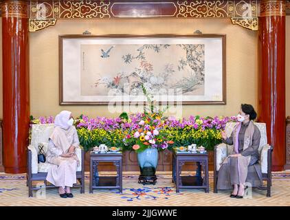 Pechino, Cina. 26th luglio 2022. Peng Liyuan, moglie del presidente cinese Xi Jinping, incontra la First Lady indonesiana Iriana Joko Widodo a Pechino, capitale della Cina, 26 luglio 2022. Credit: Xie Huanchi/Xinhua/Alamy Live News Foto Stock