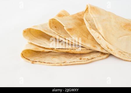 Tortilla, torte fatte di farina di grano su sfondo bianco Foto Stock