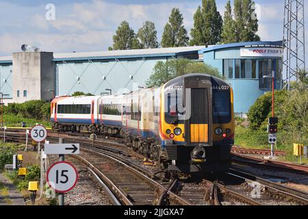 Un'unità multipla elettrica Desiro della Classe 444 della Ferrovia Sud Occidentale attraversa la zona di Poole dopo l'arrivo su un servizio Waterloo - Poole. Foto Stock