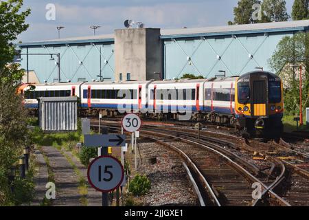 South Western Railway Class 444 l'unità multipla elettrica Desiro 444038 attraversa la strada verso l'alto a Poole dopo l'arrivo su un servizio da Waterloo Foto Stock