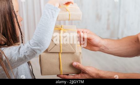 festa di compleanno bambina regalo padre Foto Stock