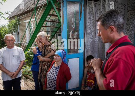 19 luglio 2022, Slovyansk, Ucraina: Un volontario della chiesa ha pregato per le famiglie ora che si rifugiano nella loro nuova casa nella città di Slovyansk, Donbas. Sebbene l'avanzata russa si stia avvicinando sempre più, alcuni cittadini slovacchi per vari motivi hanno deciso di restare indietro. Slovyansk, con una popolazione di 106.972 abitanti (2021 est.), è oggi una delle principali città strategiche della regione di Donetsk, Donbas, in quanto la città è stata continuamente pesantemente bombardata da artiglieri e missili russi, sin dall'inizio della guerra, oltre il 80% dei civili hanno già evacuato. (Credit Image: © Alex Chan/SOPA Foto Stock