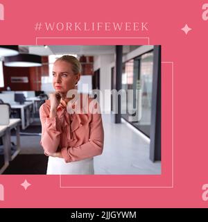 Immagine della settimana di vita lavorativa su una donna caucasica premurosa in ufficio Foto Stock