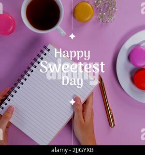 Immagine di una giornata felice e dolce su caffè, torte e mani di donna caucasica con notebook Foto Stock