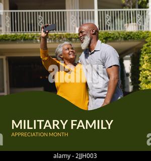 Immagine del giorno di apprezzamento militare della famiglia sopra la coppia anziana afro-americana felice scattando la foto Foto Stock