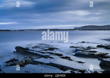 East Quantoxhead Beach, ai margini delle colline Quantock, lungo il canale di Bristol, Somerset, Inghilterra. Foto Stock