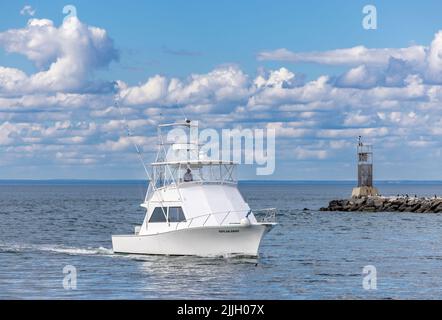 Barca da pesca, pausa arrivando al porto di Montauk Foto Stock