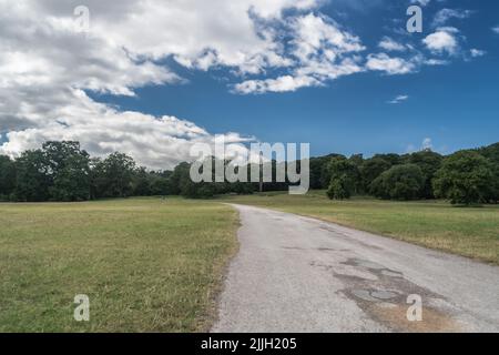 Staffordshire Lakeside pathway Sunny day Landscape, Stoke-on-Trent, Regno Unito Foto Stock