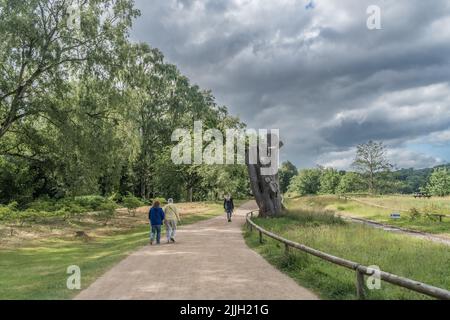Staffordshire Lakeside pathway Sunny day Landscape, Stoke-on-Trent, Regno Unito Foto Stock