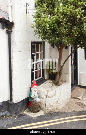 All'esterno del Laurel Inn di Robin Hood's Bay si puo' vedere una birra che beve gnome Foto Stock