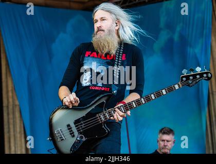 Troy Sanders of Mastodon si esibisce dal vivo al Tons of Rock di Oslo nel giugno 2022 Foto Stock